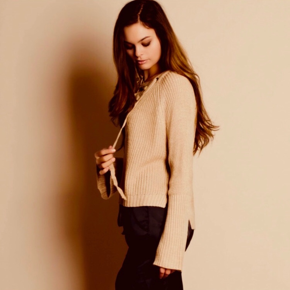 NWOT Yan  LaceUp V Neck Sweater with Long Flared Sleeves Size Large